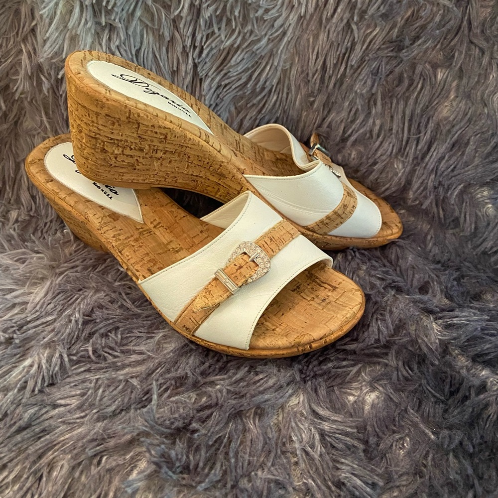 Dezario white wedge